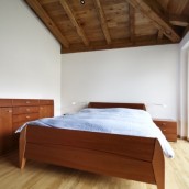 Drewniane łóżko – jakie, skąd, z jakiego drewna?
