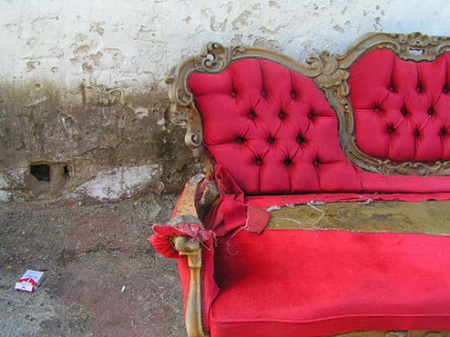 różowa stara sofa typu antyk